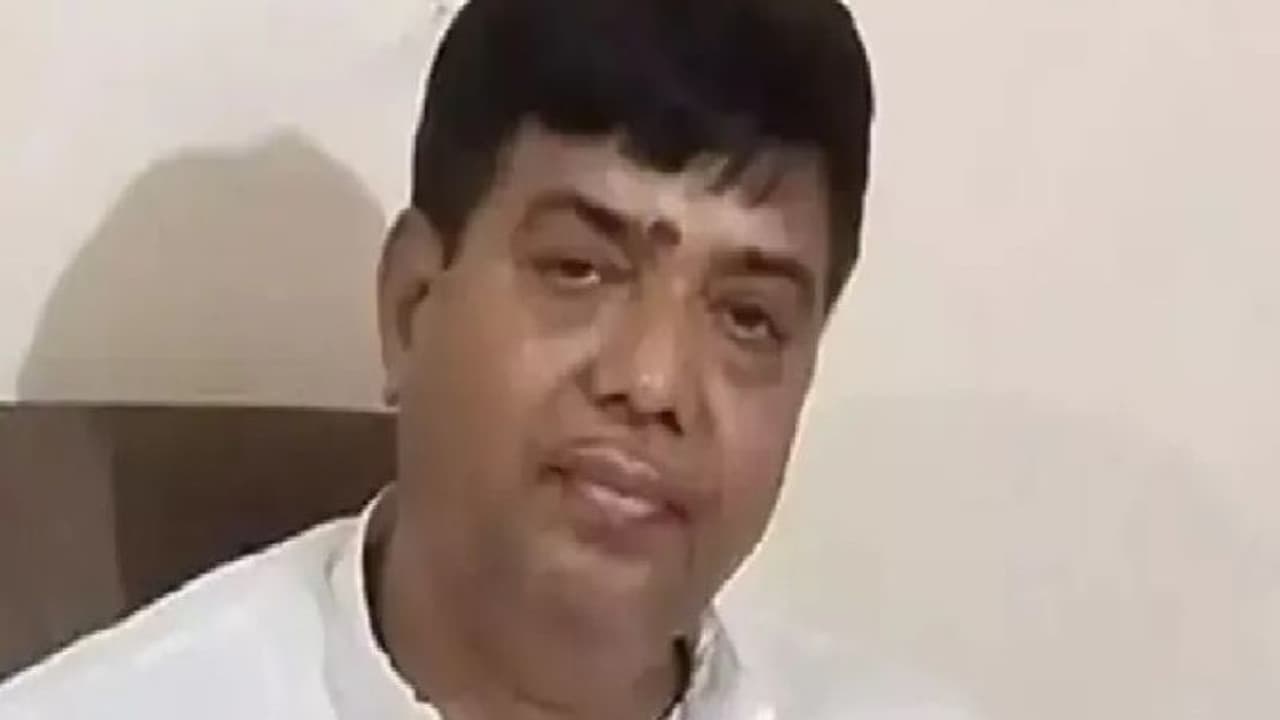 कौन है ये पूर्व विधायक, जो संसद भवन उड़ाने की धमकी देकर हुआ गिरफ्तार, लंबी है इसकी क्राइम कुंडली कौन है ये पूर्व विधायक, जो संसद भवन उड़ाने की धमकी देकर हुआ गिरफ्तार, लंबी है इसकी क्राइम कुंडली