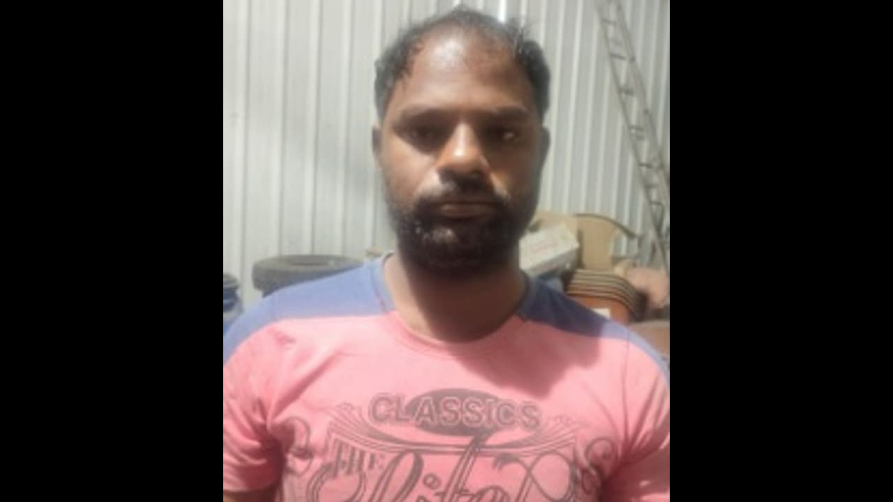 சாதிய தீண்டாமை: பாஞ்சாகுளம் விவகாரத்தில் தலைமறைவாக இருந்த குற்றவாளி குமார் கோயமுத்தூரில் கைது!! சாதிய தீண்டாமை: பாஞ்சாகுளம் விவகாரத்தில் தலைமறைவாக இருந்த குற்றவாளி குமார் கோயமுத்தூரில் கைது!!