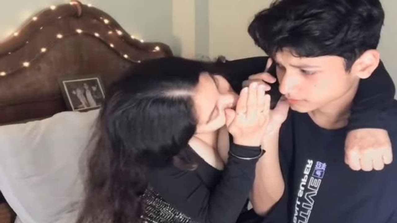 मां ने बेटे को बनाया ब्वॉयफ्रेंड और साथ में किए अजीबो गरीब डांस, भड़के लोगों ने कर दी महिला आयोग से शिकायत मां ने बेटे को बनाया ब्वॉयफ्रेंड और साथ में किए अजीबो गरीब डांस, भड़के लोगों ने कर दी महिला आयोग से शिकायत