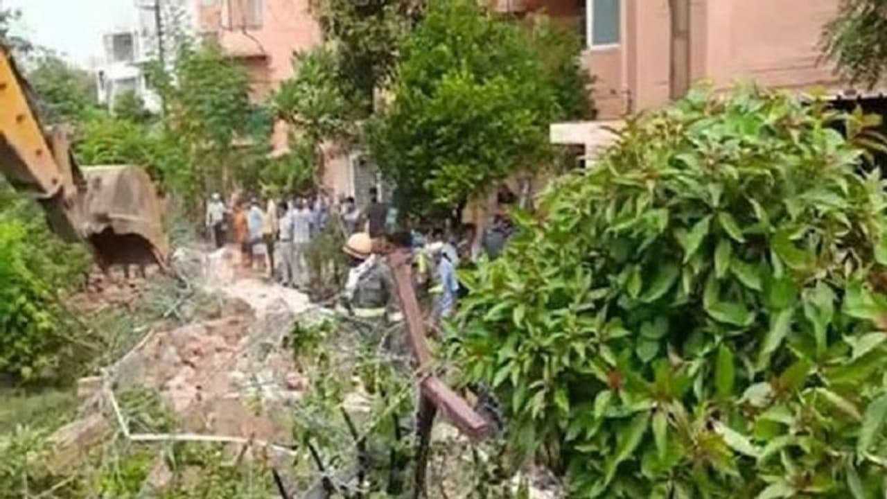 नोएडा में निर्माणाधीन दीवार गिरने से चार मजदूरों की हुई मौत, 200 मीटर लंबी बाउंड्री के मलबे में कई लोग फंसे नोएडा में निर्माणाधीन दीवार गिरने से चार मजदूरों की हुई मौत, 200 मीटर लंबी बाउंड्री के मलबे में कई लोग फंसे