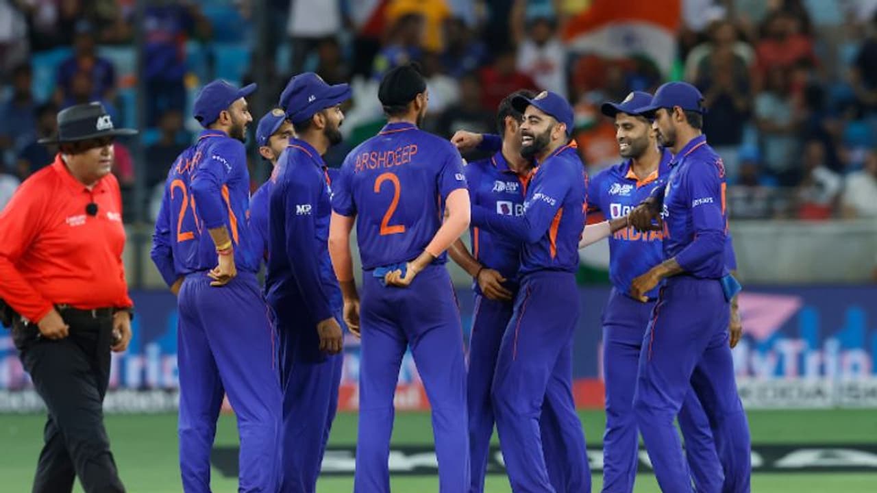 ഡികെ/റിഷഭ്, ഹൂഡ/അക്സര്; ഓസീസിനെതിരായ ആദ്യ ടി20യില് ആര് കളിക്കുമെന്ന സൂചന പുറത്ത് ഡികെ/റിഷഭ്, ഹൂഡ/അക്സര്; ഓസീസിനെതിരായ ആദ്യ ടി20യില് ആര് കളിക്കുമെന്ന സൂചന പുറത്ത്