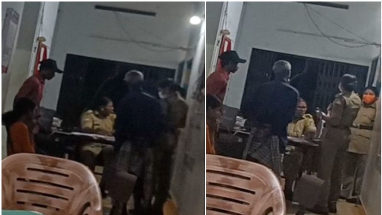 'എന്തൊരു നാണക്കേട്'; എസ് ഐയുടെ മുന്നില് വച്ച് വനിതാ പൊലീസുകാരുടെ വാക്കേറ്റം വീഡിയോ 'എന്തൊരു നാണക്കേട്'; എസ് ഐയുടെ മുന്നില് വച്ച് വനിതാ പൊലീസുകാരുടെ വാക്കേറ്റം വീഡിയോ