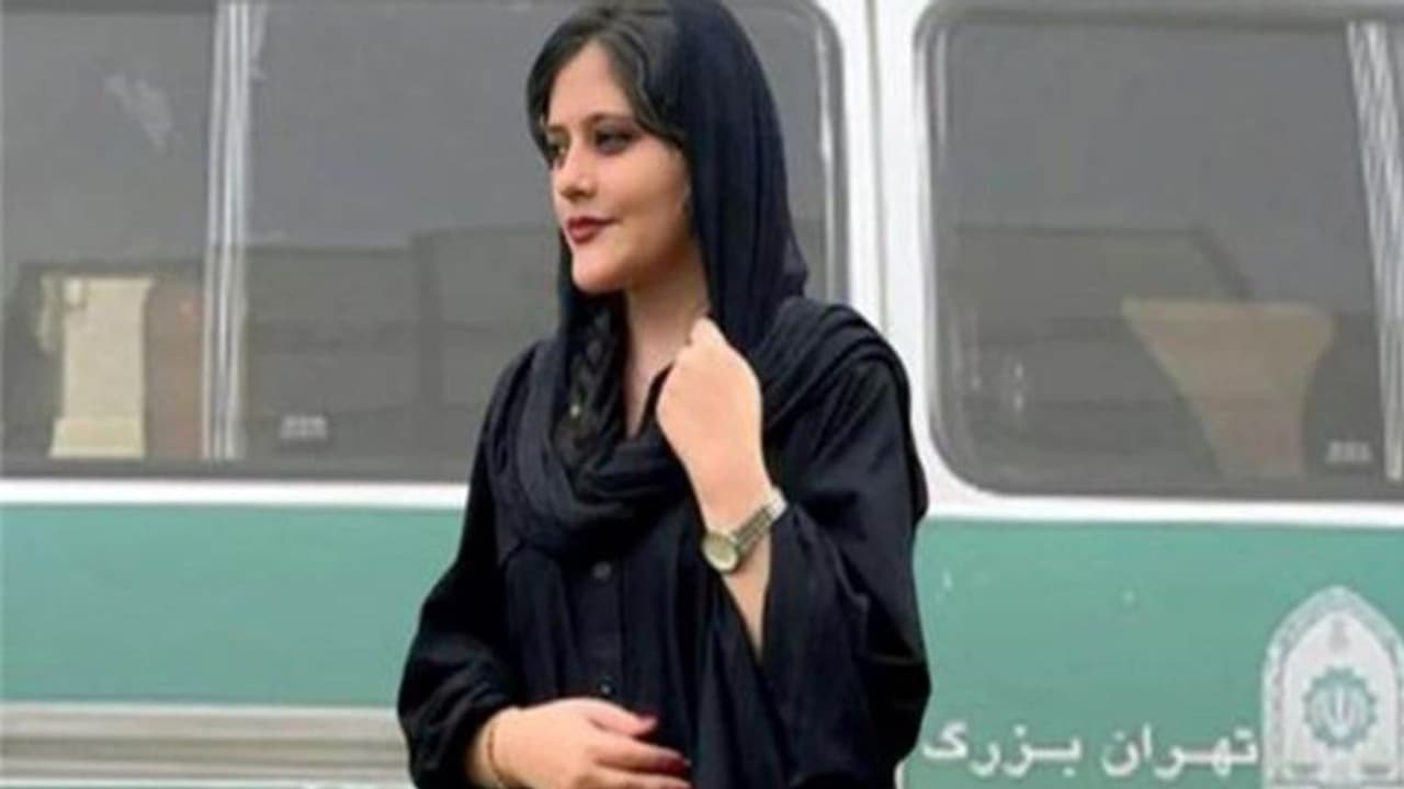 Iran Hijab Row:क्या है ईरान हिजाब विवाद, कैसे हुई शुरुआत, क्यों हो रही आलोचना? जानें सबकुछ 