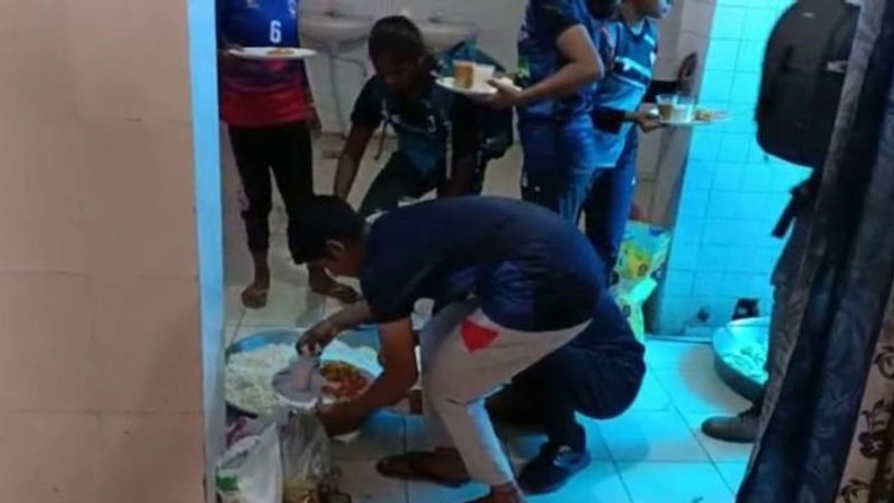 Weird News: ಕಬಡ್ಡಿ ಆಟಗಾರರಿಗೆ ಟಾಯ್ಲೆಟ್ನಲ್ಲಿಟ್ಟಿದ್ದ ಊಟ ಬಡಿಸಿದ ಅಧಿಕಾರಿ Weird News: ಕಬಡ್ಡಿ ಆಟಗಾರರಿಗೆ ಟಾಯ್ಲೆಟ್ನಲ್ಲಿಟ್ಟಿದ್ದ ಊಟ ಬಡಿಸಿದ ಅಧಿಕಾರಿ