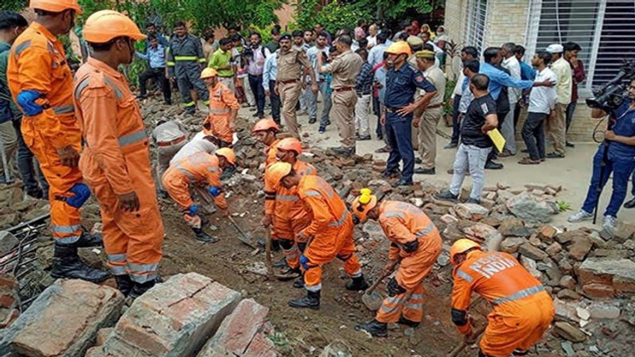 నోయిడాలో ప్రహరీగోడ కూలి నలుగురు మృతి.. డ్రైనేజీ రిపేర్ పనులు చేస్తుండగా ఘటన.. 
