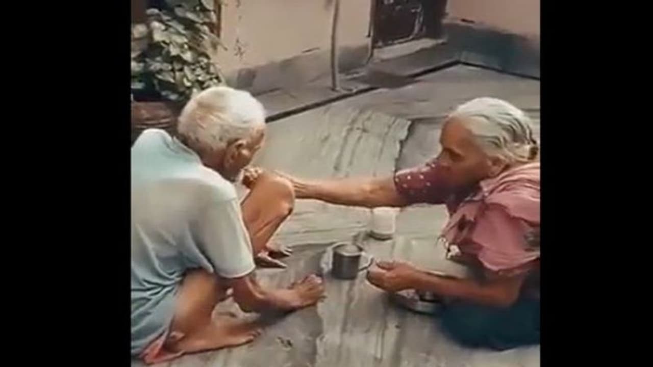 बुजर्ग पति का वृद्ध महिला कैसे रख रही खास ख्याल...भावुक कर देगा यह वीडियो 