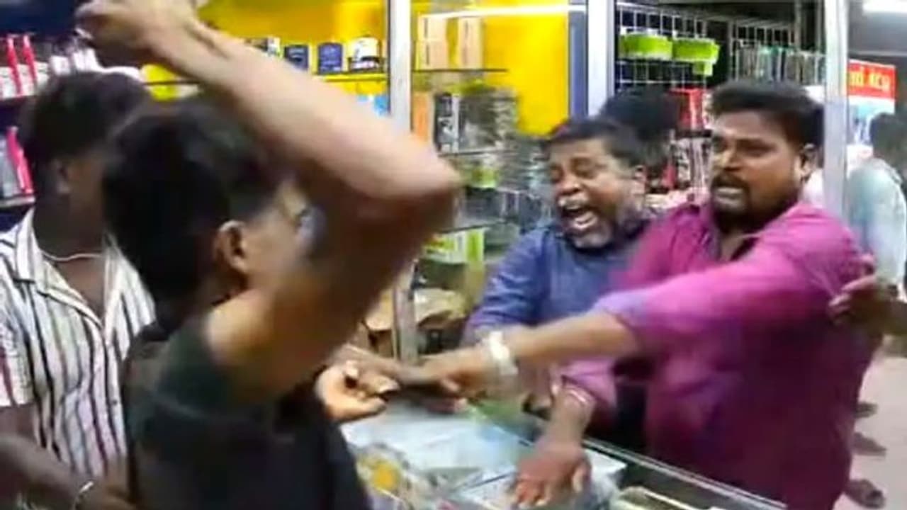 வாகனம் நிறுத்துவதில் தகராறு.. இளைஞரை ஓட ஓட விரட்டி அடித்த CCTV காட்சி வாகனம் நிறுத்துவதில் தகராறு.. இளைஞரை ஓட ஓட விரட்டி அடித்த CCTV காட்சி