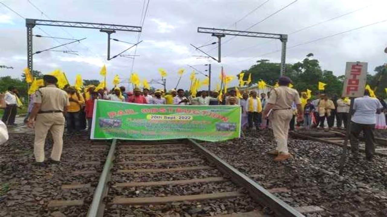 সম্পূর্ণ উত্তর ভারত জুড়ে কুর্মি আন্দোলনের আঁচ! বাতিল হয়ে যাচ্ছে একের পর এক গুরুত্বপূর্ণ ট্রেন সম্পূর্ণ উত্তর ভারত জুড়ে কুর্মি আন্দোলনের আঁচ! বাতিল হয়ে যাচ্ছে একের পর এক গুরুত্বপূর্ণ ট্রেন