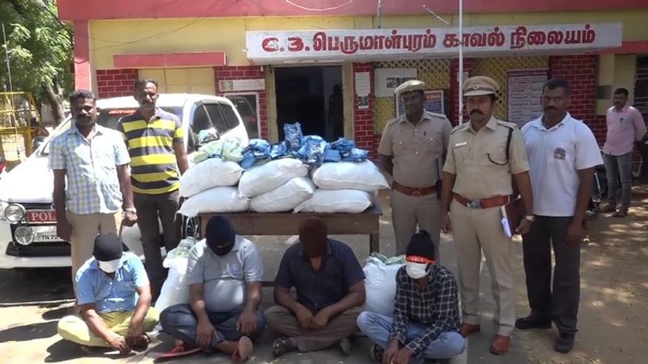 பெங்களூருவில் இருந்து நாகர்கோவிலுக்கு ஆம்னி பஸ்ஸில் குட்கா கடத்தல்; 4 பேர் கைது!! பெங்களூருவில் இருந்து நாகர்கோவிலுக்கு ஆம்னி பஸ்ஸில் குட்கா கடத்தல்; 4 பேர் கைது!!