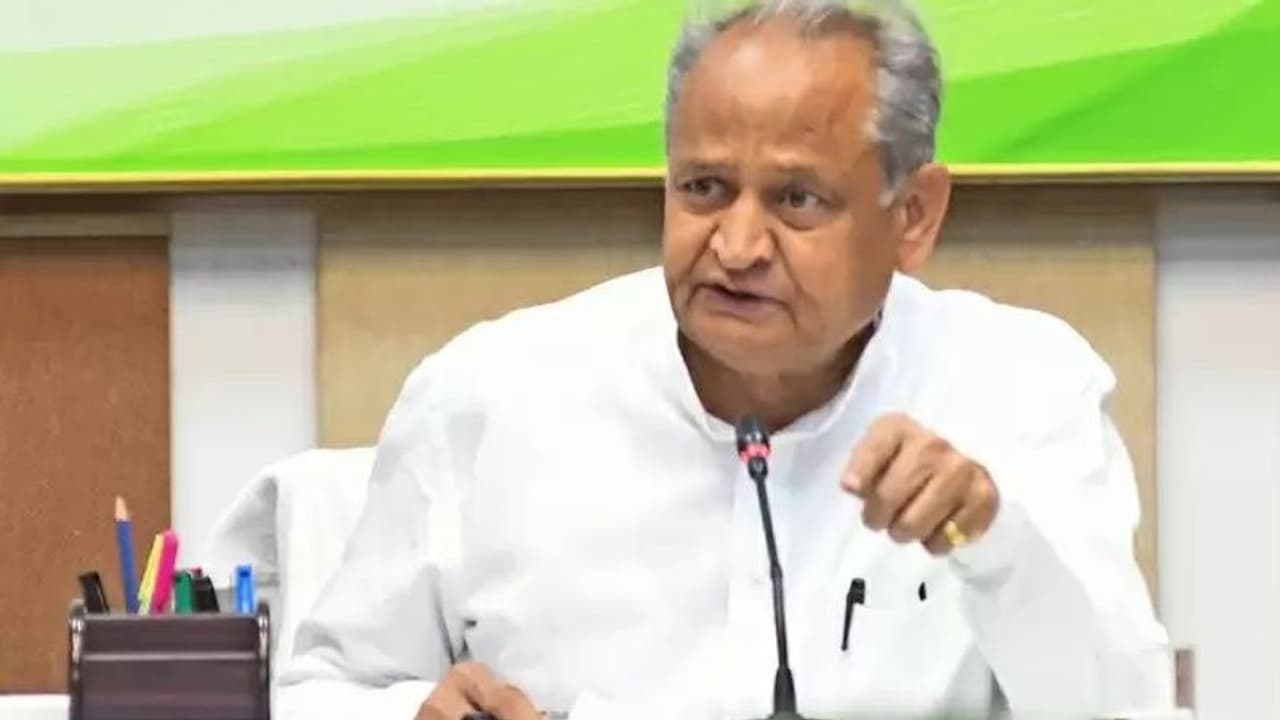 राजस्थान से बड़ी खबर: दिल्ली जाने से पहले CM गहलोत ने रात 10 बजे बुलाई इमरजेंसी मीटिंग, सभी MLA का आना जरूरी राजस्थान से बड़ी खबर: दिल्ली जाने से पहले CM गहलोत ने रात 10 बजे बुलाई इमरजेंसी मीटिंग, सभी MLA का आना जरूरी