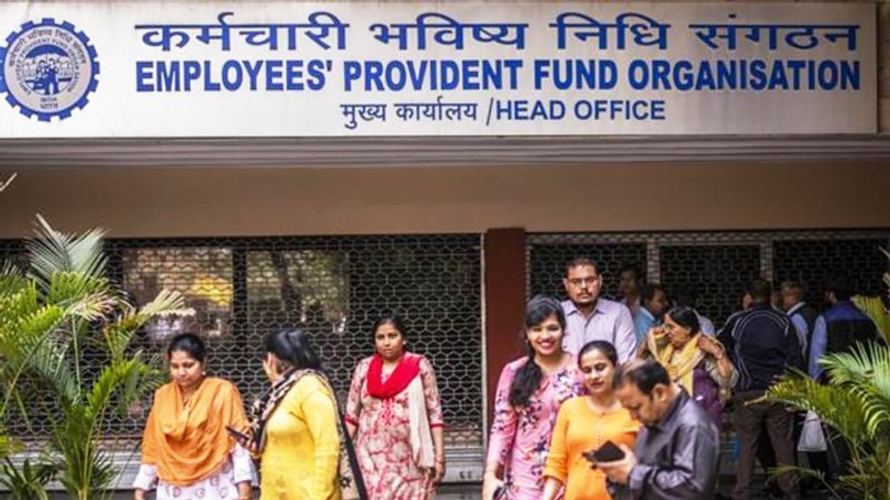 EPFO: पीएफ खाताधारकों को नवरात्रि पर मिल सकती है अच्छी खबर, जानें खाते में पहुंचेगा कितना पैसा 