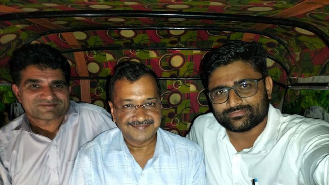 अरविंद केजरीवाल के स्वागत में लगे 'मोदी मोदी' के जयकारे, मुस्कुराते हुए आगे बढ़ गए दिल्ली के CM