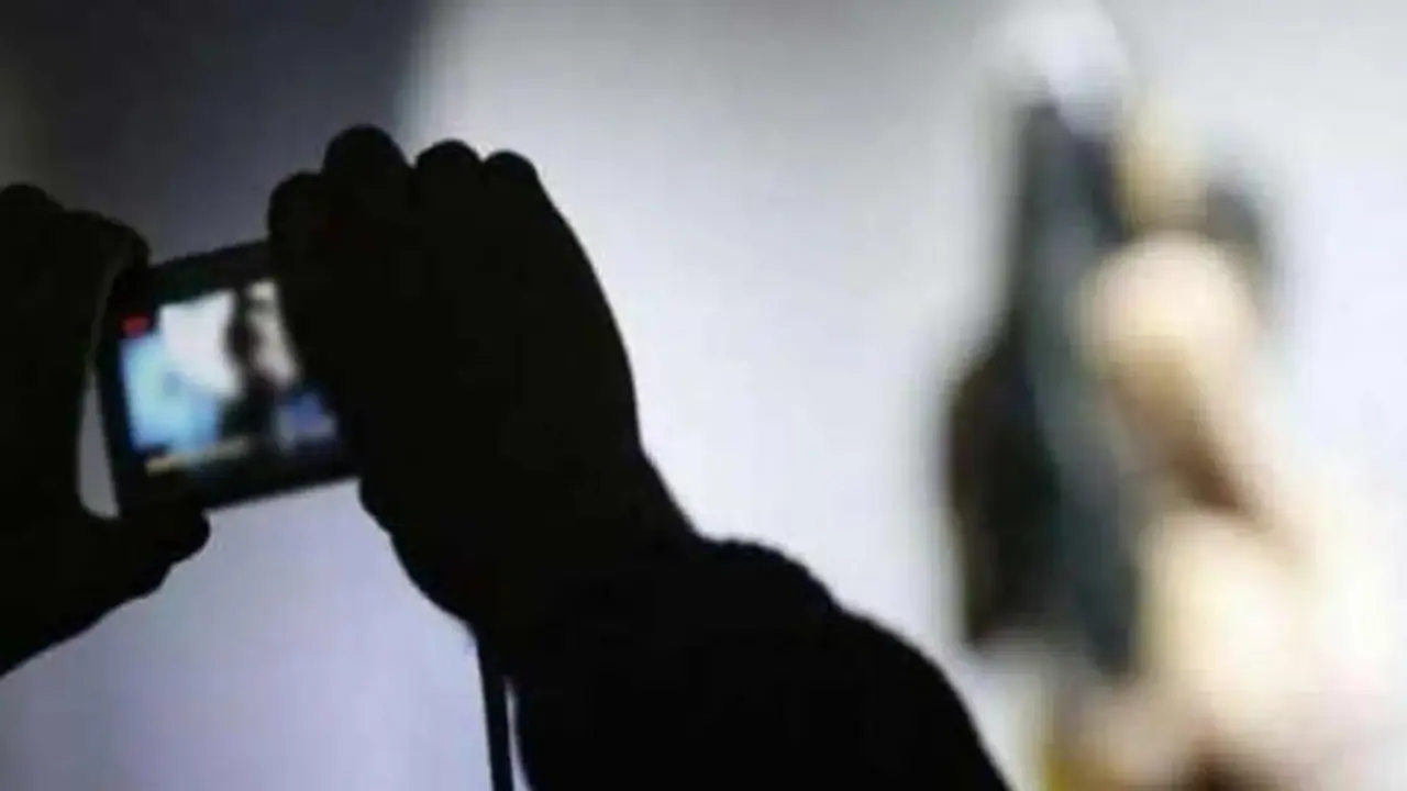 இளம்பெண்ணுடன் நெருக்கம்? வளைச்சு வளைச்சு ஆபாச வீடியோ எடுத்து மிரட்டல்.. வாலிபரை வீடு புகுந்து தூக்கிய போலீஸ்.!