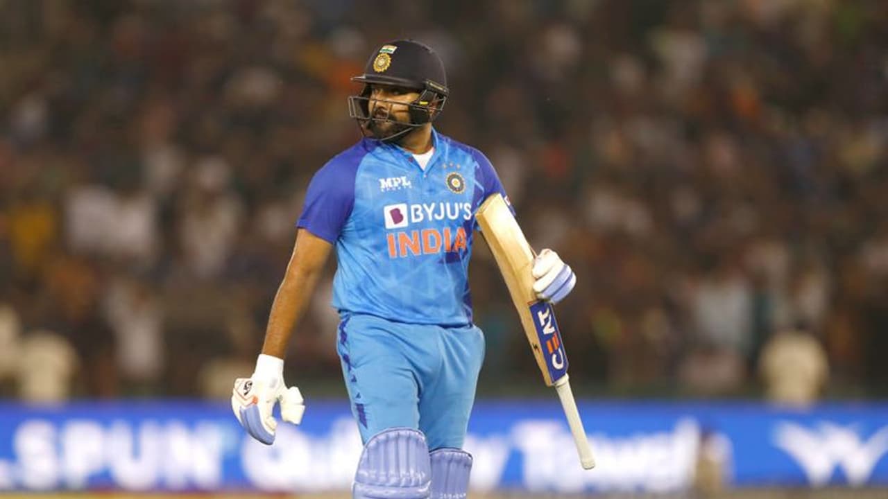 ഓസീസിനെതിരെ ഹിറ്റായില്ലെങ്കിലും സിക്സര് റെക്കോര്ഡിനൊപ്പമെത്തി രോഹിത് ഓസീസിനെതിരെ ഹിറ്റായില്ലെങ്കിലും സിക്സര് റെക്കോര്ഡിനൊപ്പമെത്തി രോഹിത്