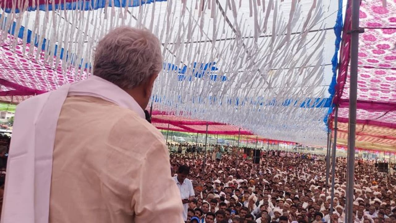 मुख्यमंत्री गहलोत के लिए अब अलवर से टेंशन वाली खबर, हजारों लोगों की भीड़ लेकर सड़कों पर उतर आए सांसद मुख्यमंत्री गहलोत के लिए अब अलवर से टेंशन वाली खबर, हजारों लोगों की भीड़ लेकर सड़कों पर उतर आए सांसद