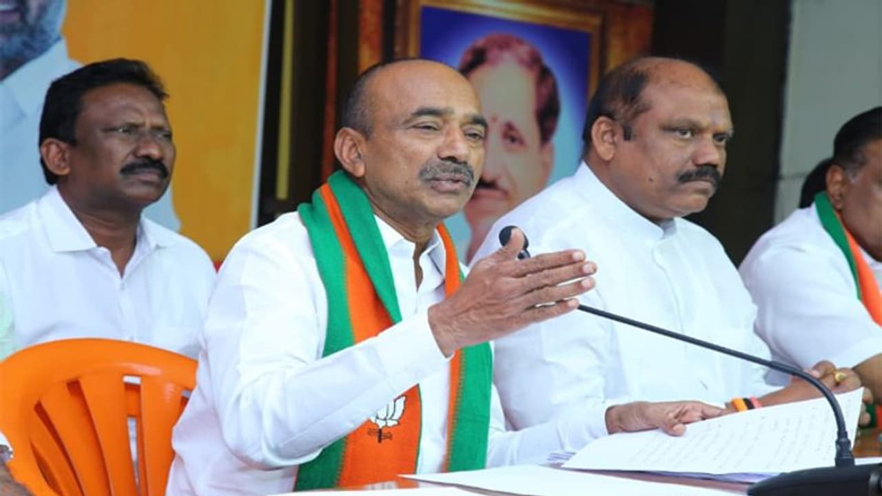 వేల ఎకరాల భూమి కొట్టేయడానికే ధరణీ పోర్టల్.. కేసీఆర్పై ఈటల ఆరోపణలు వేల ఎకరాల భూమి కొట్టేయడానికే ధరణీ పోర్టల్.. కేసీఆర్పై ఈటల ఆరోపణలు