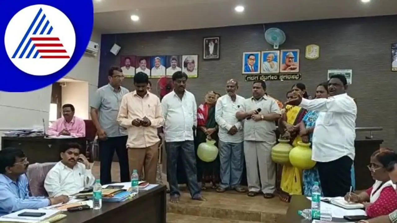 ಗದಗ ಬೆಟಗೇರಿ ನಗರಸಭೆ ಸಾಮಾನ್ಯ ಸಭೆಯಲ್ಲಿ ಗದ್ದಲ, ಕೋಲಾಹಲ, ರಂಪಾಟ ಗದಗ ಬೆಟಗೇರಿ ನಗರಸಭೆ ಸಾಮಾನ್ಯ ಸಭೆಯಲ್ಲಿ ಗದ್ದಲ, ಕೋಲಾಹಲ, ರಂಪಾಟ