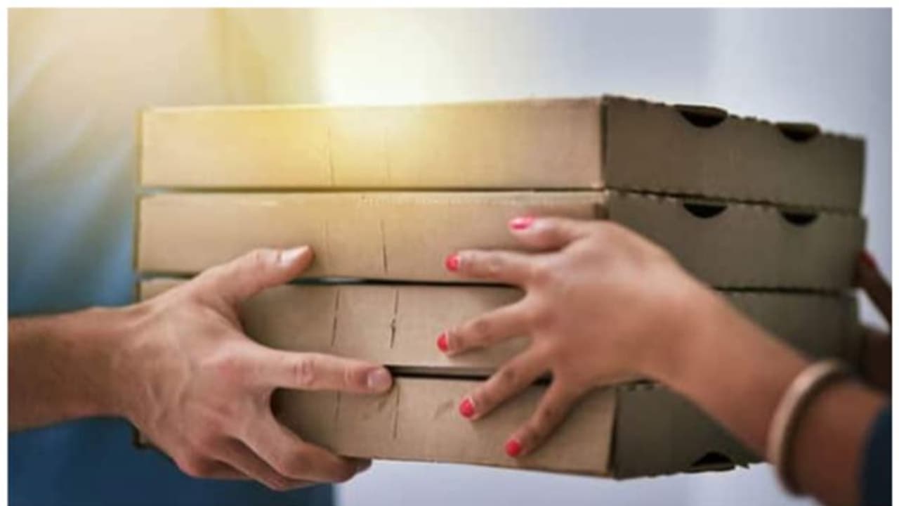 ഭക്ഷണത്തിനായി കാത്തിരുന്ന പെൺകുട്ടിയെ ബലമായി ചുംബിച്ച് ഡെലിവറി ബോയ്; ഇത് 'ഞങ്ങളുടേതല്ലെ'ന്ന് സൊമാറ്റോ ഭക്ഷണത്തിനായി കാത്തിരുന്ന പെൺകുട്ടിയെ ബലമായി ചുംബിച്ച് ഡെലിവറി ബോയ്; ഇത് 'ഞങ്ങളുടേതല്ലെ'ന്ന് സൊമാറ്റോ