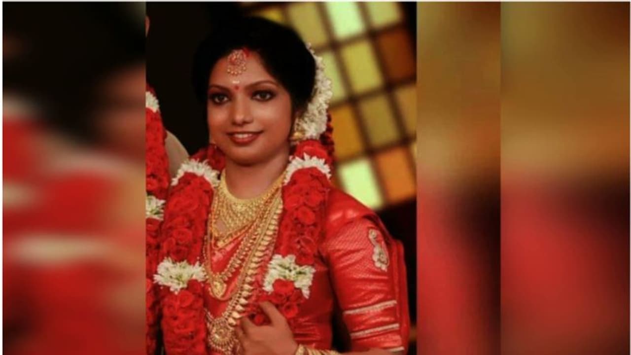 കൊല്ലത്ത് യുവതി ഭർതൃവീട്ടിൽ തൂങ്ങിയ നിലയിൽ, കണ്ടത് രാവിലെ വിദേശത്ത് നിന്നും വീട്ടിലെത്തിയ ഭർത്താവ് കൊല്ലത്ത് യുവതി ഭർതൃവീട്ടിൽ തൂങ്ങിയ നിലയിൽ, കണ്ടത് രാവിലെ വിദേശത്ത് നിന്നും വീട്ടിലെത്തിയ ഭർത്താവ്