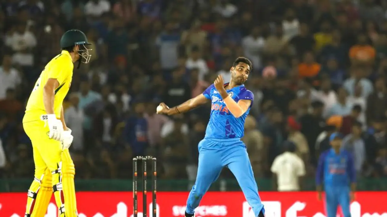 ഓസീസിന്റെ 'ചെണ്ട'യായി ഭുവിയും ഹര്ഷലും ചാഹലും, ഡെത്ത് ബൗളിംഗ് വീണ്ടും ചതിച്ചു; കളി കൈവിട്ട് ഇന്ത്യ ഓസീസിന്റെ 'ചെണ്ട'യായി ഭുവിയും ഹര്ഷലും ചാഹലും, ഡെത്ത് ബൗളിംഗ് വീണ്ടും ചതിച്ചു; കളി കൈവിട്ട് ഇന്ത്യ