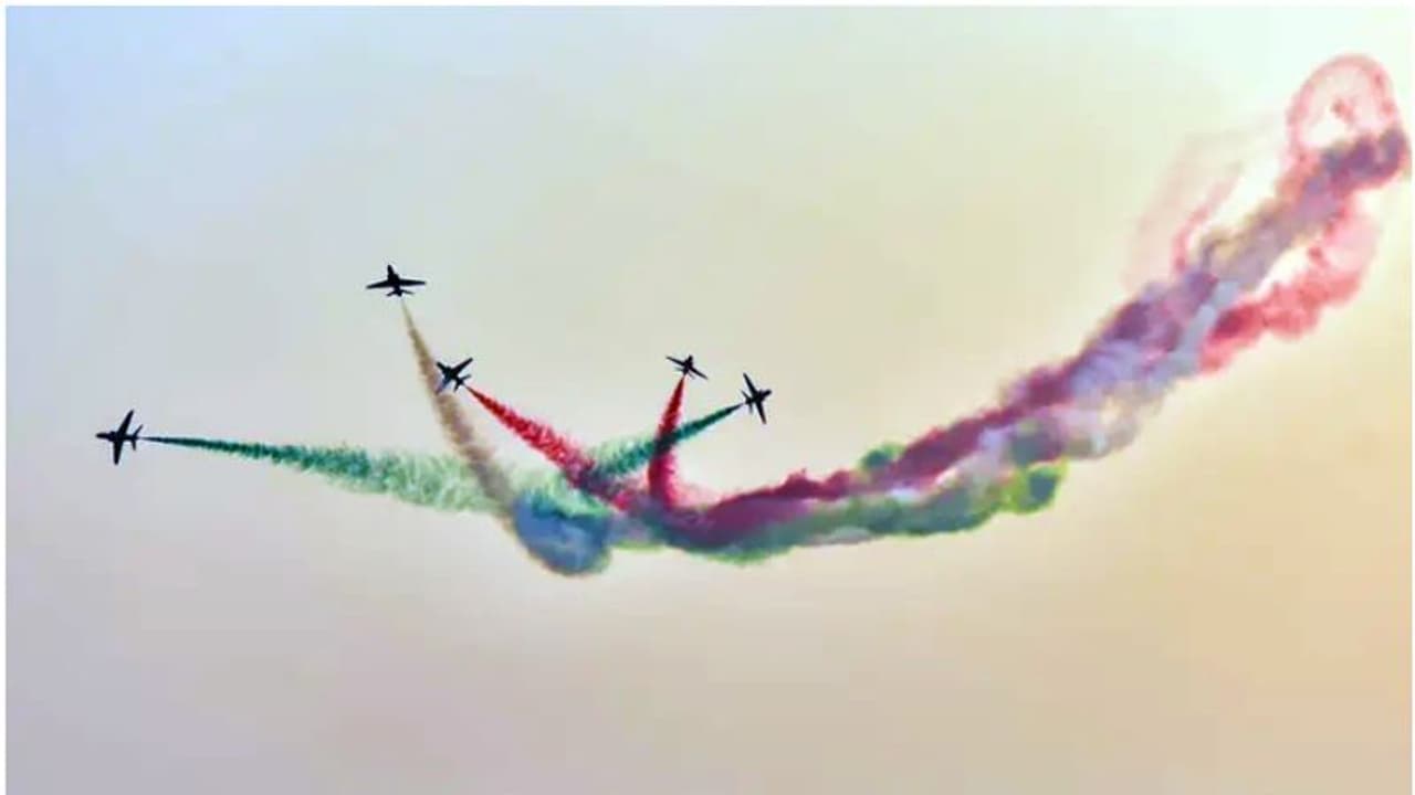 സൗദി ദേശീയദിനാഘോഷങ്ങള്ക്ക് തുടക്കം കുറിച്ച് ജിദ്ദയില് വ്യോമാഭ്യാസ പ്രകടനം സൗദി ദേശീയദിനാഘോഷങ്ങള്ക്ക് തുടക്കം കുറിച്ച് ജിദ്ദയില് വ്യോമാഭ്യാസ പ്രകടനം