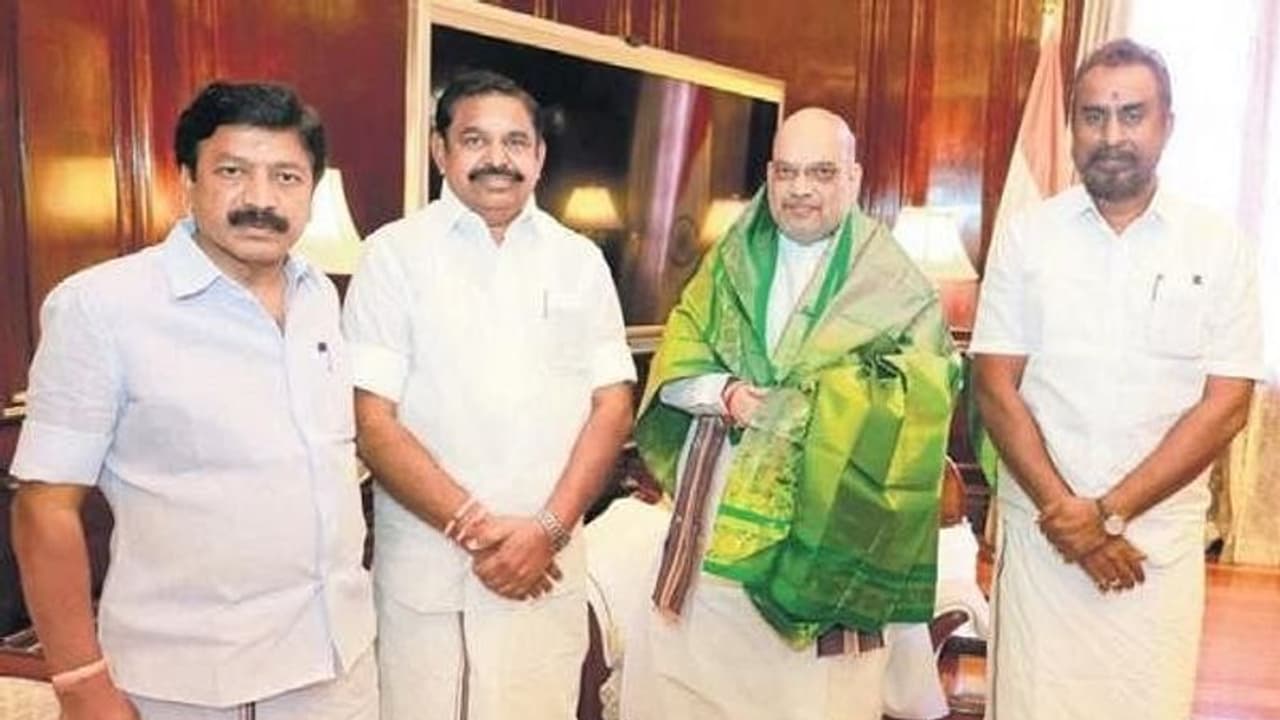 இதற்காகத்தான் அமித்ஷாவை எடப்பாடி பழனிசாமி சந்தித்தார்..? ஓபிஎஸ் ஆதரவாளர் கூறும் புதுவித தகவல் இதற்காகத்தான் அமித்ஷாவை எடப்பாடி பழனிசாமி சந்தித்தார்..? ஓபிஎஸ் ஆதரவாளர் கூறும் புதுவித தகவல்