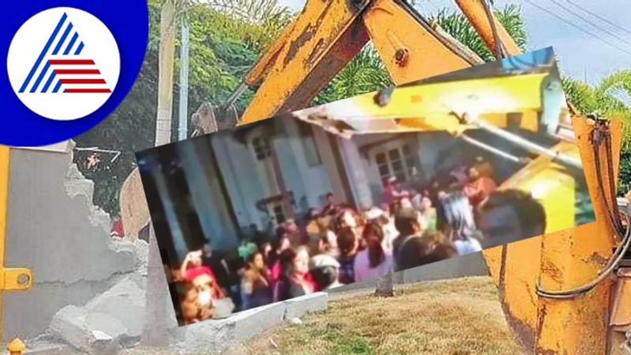 ಒತ್ತುವರಿ ತೆರವಿಗೆ ಪುರವಂಕರ ಕಟ್ಟಡದ ಮಹಿಳೆಯರ ಅಡ್ಡಿ! ಒತ್ತುವರಿ ತೆರವಿಗೆ ಪುರವಂಕರ ಕಟ್ಟಡದ ಮಹಿಳೆಯರ ಅಡ್ಡಿ!