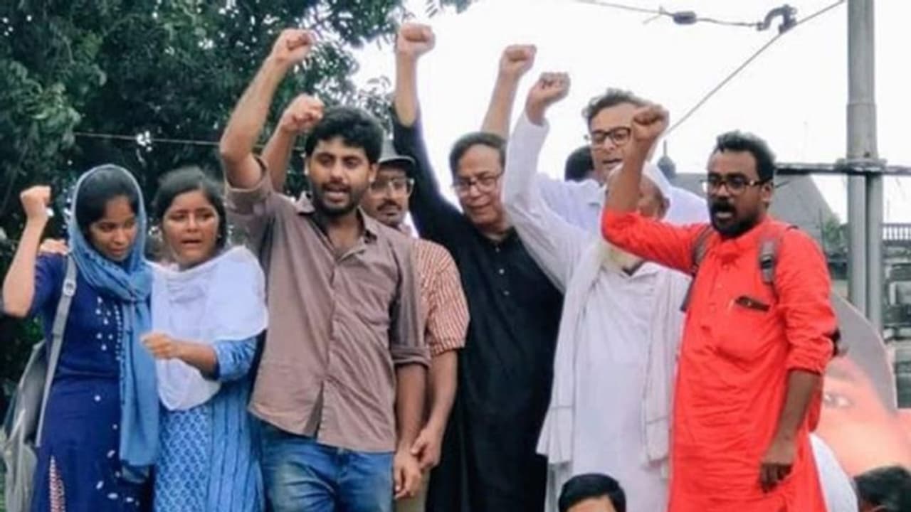 '২১৮ আসন পেয়েও বান্ধবীর ঘরে কোটি কোটি টাকা, ধর্মতলা কারও পৈতৃক সম্পত্তি নয়', গর্জে উঠলেন মীণাক্ষি '২১৮ আসন পেয়েও বান্ধবীর ঘরে কোটি কোটি টাকা, ধর্মতলা কারও পৈতৃক সম্পত্তি নয়', গর্জে উঠলেন মীণাক্ষি