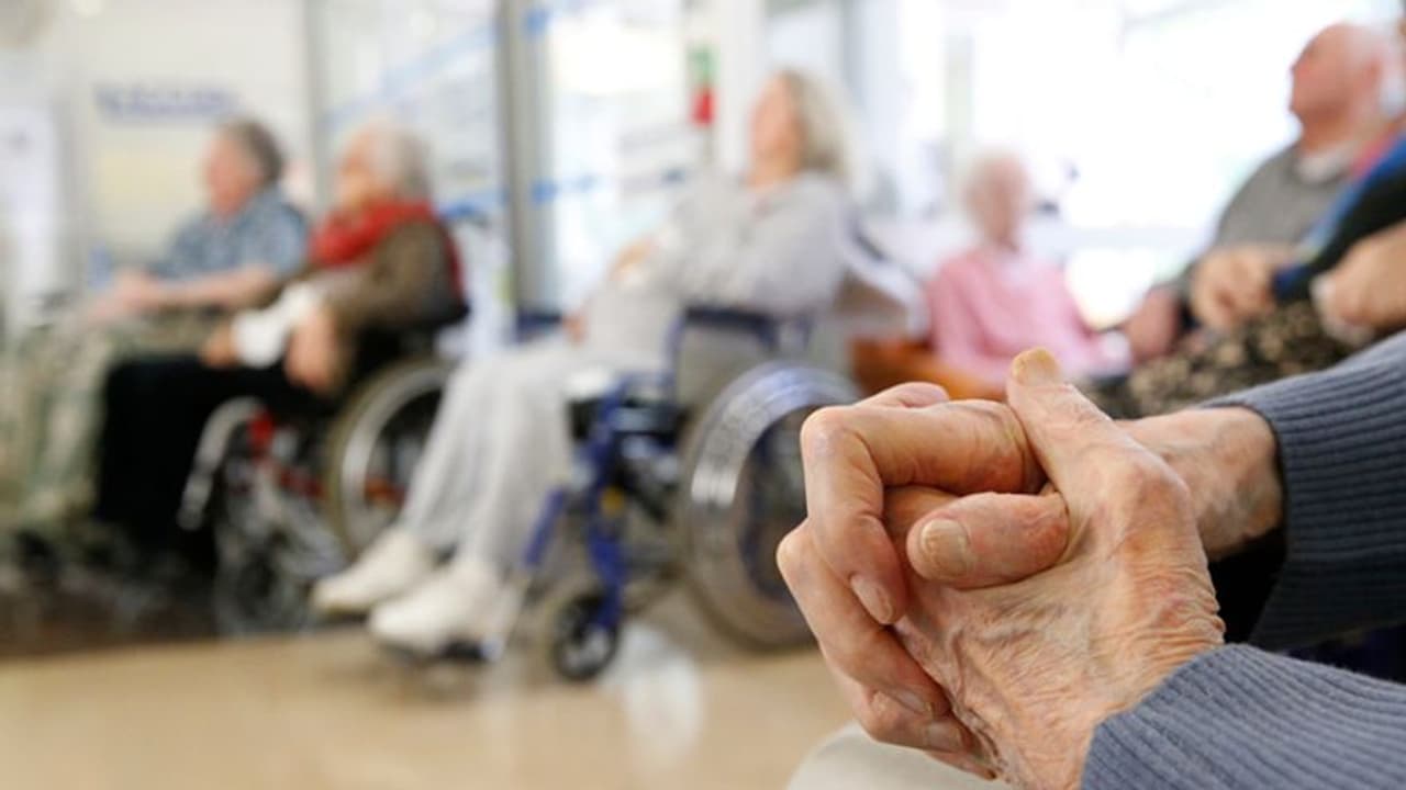 മറവിരോഗം ബാധിച്ച അമ്മ ഇറങ്ങിനടന്നു, രക്ഷയായി അപരിചിതര്; വൈറലായി പോസ്റ്റ് മറവിരോഗം ബാധിച്ച അമ്മ ഇറങ്ങിനടന്നു, രക്ഷയായി അപരിചിതര്; വൈറലായി പോസ്റ്റ്