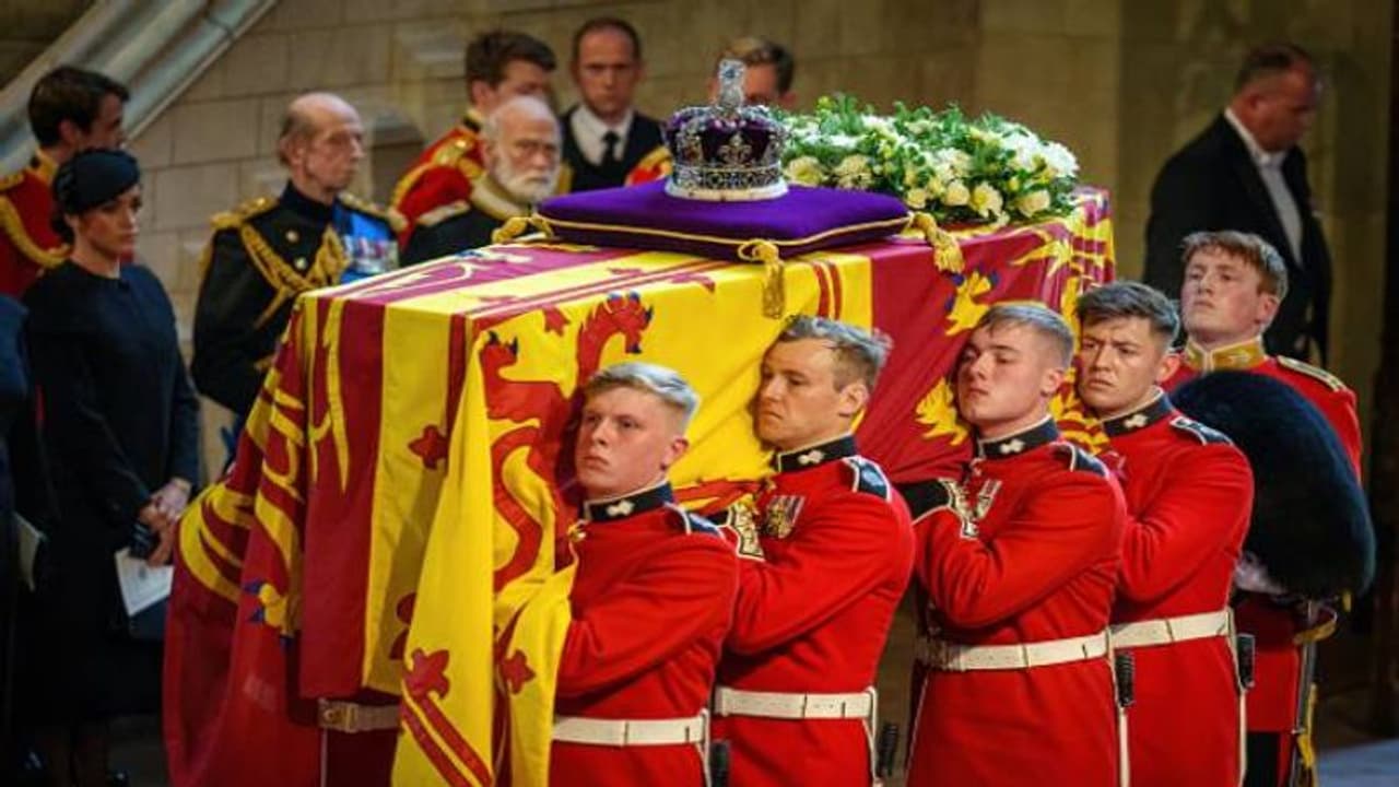 ಆಕೆ ಸತ್ತಿಲ್ಲ, ಶವಪೆಟ್ಟಿಗೆಯಿಂದ ರಾಣಿ ಎಲಿಜಬೆತ್ ಏಳಿಸಲು ಹೊರಟವ ಅಂದರ್ ಆಕೆ ಸತ್ತಿಲ್ಲ, ಶವಪೆಟ್ಟಿಗೆಯಿಂದ ರಾಣಿ ಎಲಿಜಬೆತ್ ಏಳಿಸಲು ಹೊರಟವ ಅಂದರ್