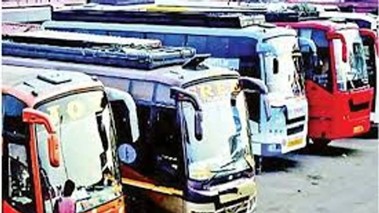 தமிழக அரசு அதிரடி நடவடிக்கை: தனியார் பேருந்துகளில் டிக்கெட் விலை குறைவால் பொதுமக்கள் மகிழ்ச்சி!