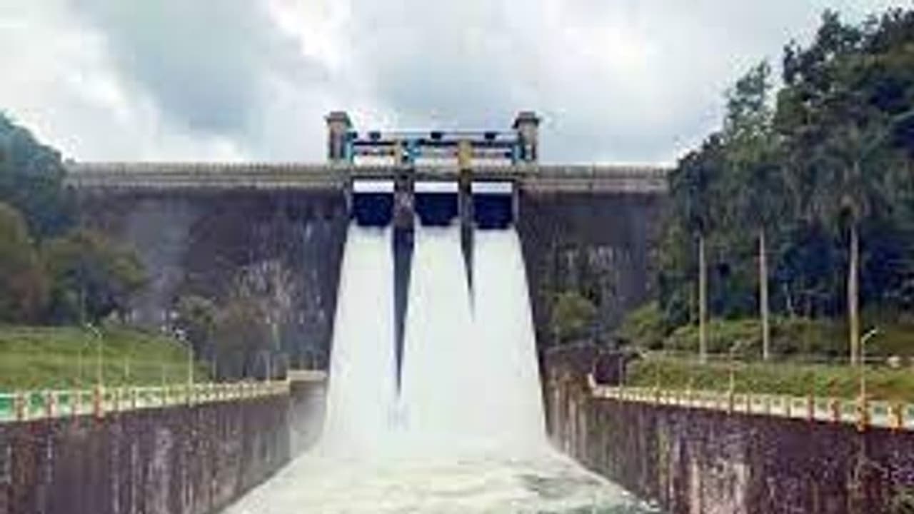 பரம்பிக்குளம் அணையின் மதகு உடைப்பு.. ஆற்றில் வெள்ளப்பெருக்கு.. கரையோர மக்களுக்கு எச்சரிக்கை