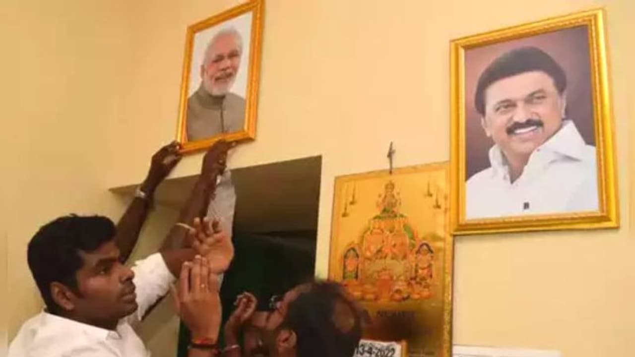 ரேஷன் கடையில் பிரதமர் மோடி படம்.. வைக்கலாமா, வேண்டாமா? சர்ச்சை கேள்விக்கு அதிரடி பதில்.! ரேஷன் கடையில் பிரதமர் மோடி படம்.. வைக்கலாமா, வேண்டாமா? சர்ச்சை கேள்விக்கு அதிரடி பதில்.!