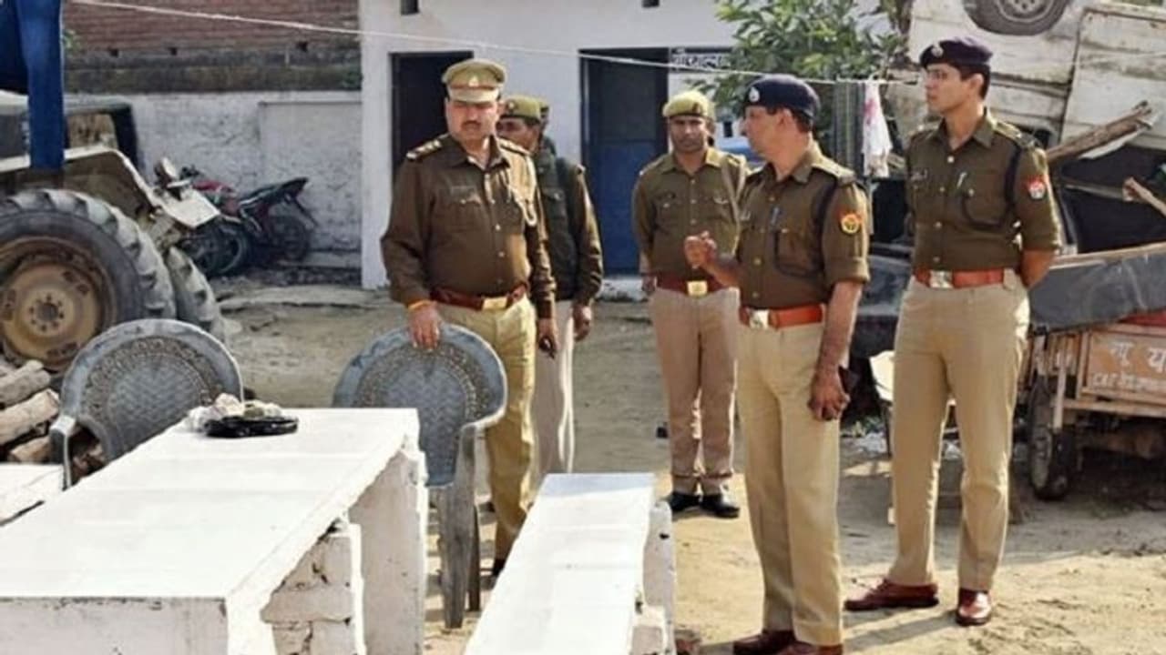 सहारनपुर में टीचर छात्रा का फंदे से लटका मिला शव, स्टूडेंट के साथ 17 दिन पहले घर से फरार हुआ था शिक्षक सहारनपुर में टीचर छात्रा का फंदे से लटका मिला शव, स्टूडेंट के साथ 17 दिन पहले घर से फरार हुआ था शिक्षक