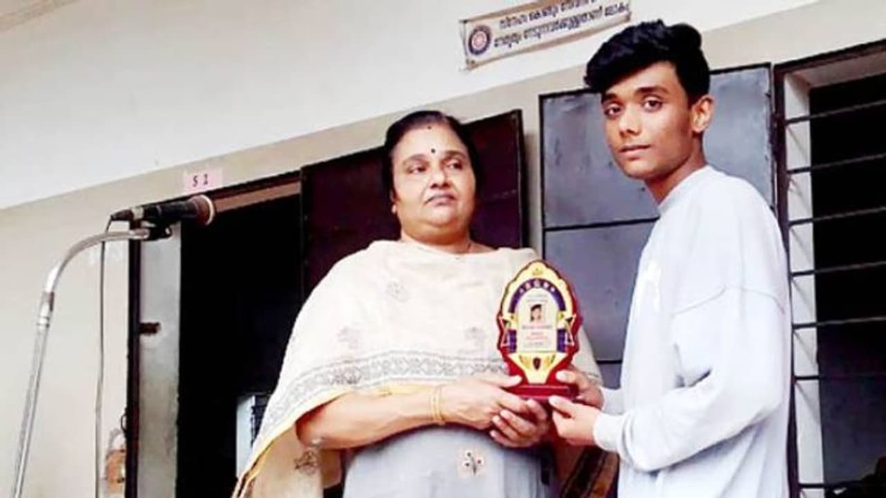 സ്കൂളിലേക്ക് പോകുന്ന വഴി കുളത്തിലേക്ക് തെന്നി വീണു, പത്താം ക്ലാസുകാരിയുടെ ജീവന്‍ രക്ഷിച്ച് ഹൈഷാം