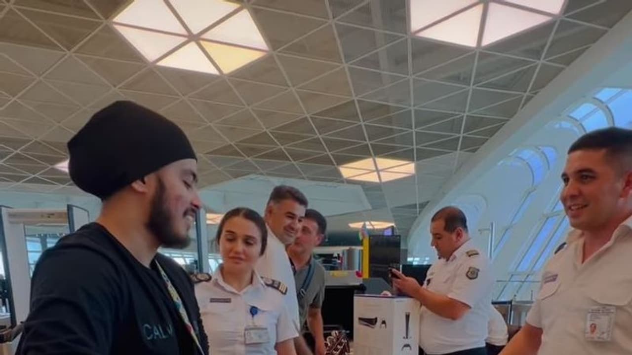 भारतीय युवक को अजरबैजान में एयरपोर्ट पर रोककर अफसरों ने की अजब फरमाइश.. देखिए कैसे होती है सिंगर्स की चेकिंग भारतीय युवक को अजरबैजान में एयरपोर्ट पर रोककर अफसरों ने की अजब फरमाइश.. देखिए कैसे होती है सिंगर्स की चेकिंग