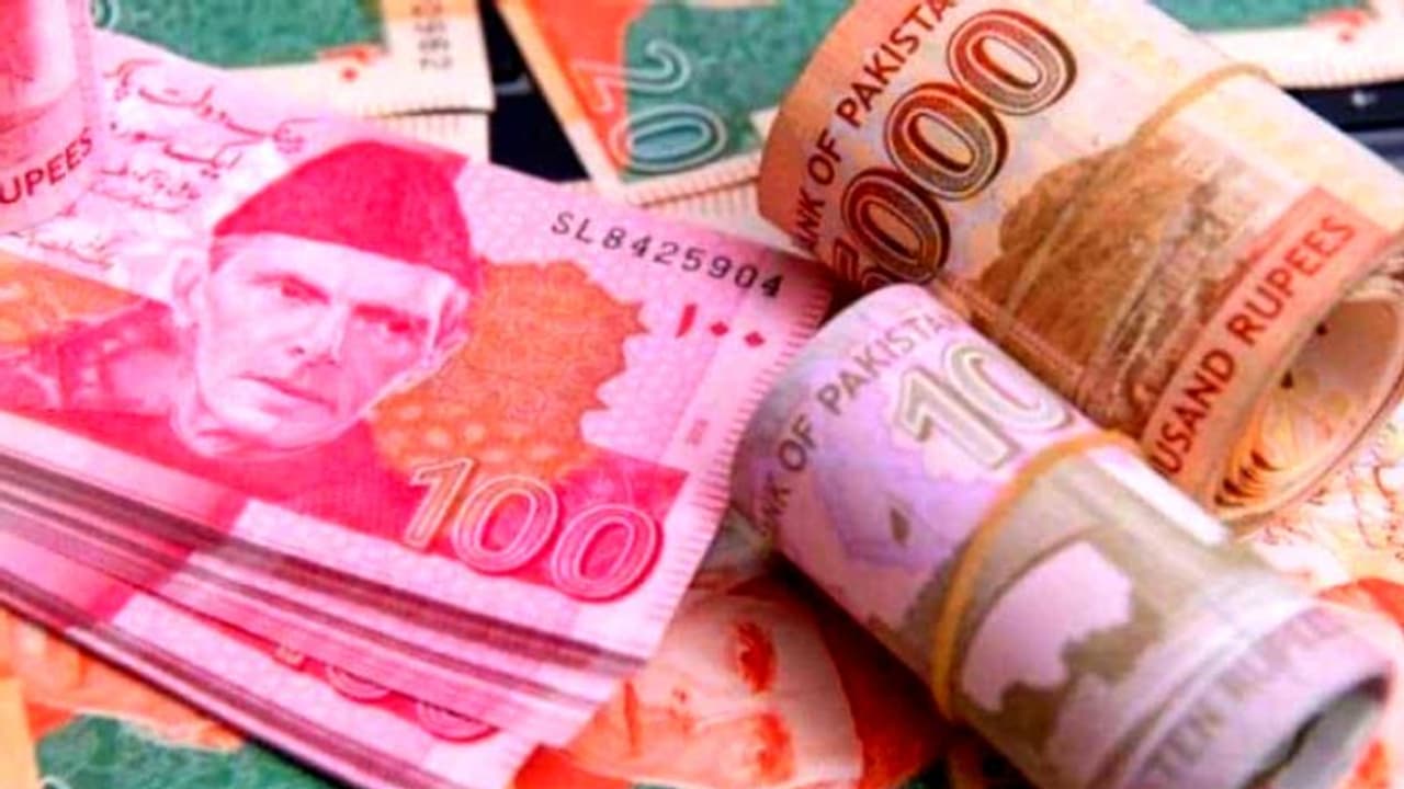 തകർന്നടിഞ്ഞ് പാകിസ്ഥാൻ രൂപ; ചരിത്രത്തിലെ ഏറ്റവും വലിയ ഇടിവ് തകർന്നടിഞ്ഞ് പാകിസ്ഥാൻ രൂപ; ചരിത്രത്തിലെ ഏറ്റവും വലിയ ഇടിവ്