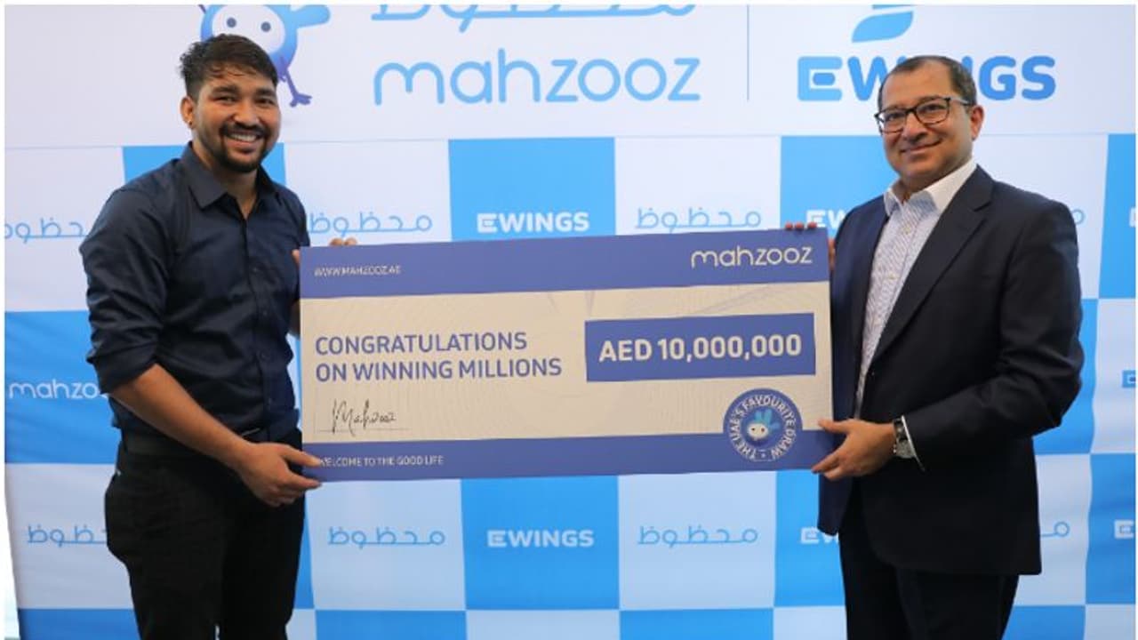 കാര് കഴുകുന്ന ജോലിയില് നിന്ന് കോടീശ്വരനിലേക്ക്; ഒറ്റരാത്രി കൊണ്ട് പ്രവാസിയുടെ ജീവിതം മാറ്റിമറിച്ച് മഹ്സൂസ് കാര് കഴുകുന്ന ജോലിയില് നിന്ന് കോടീശ്വരനിലേക്ക്; ഒറ്റരാത്രി കൊണ്ട് പ്രവാസിയുടെ ജീവിതം മാറ്റിമറിച്ച് മഹ്സൂസ്