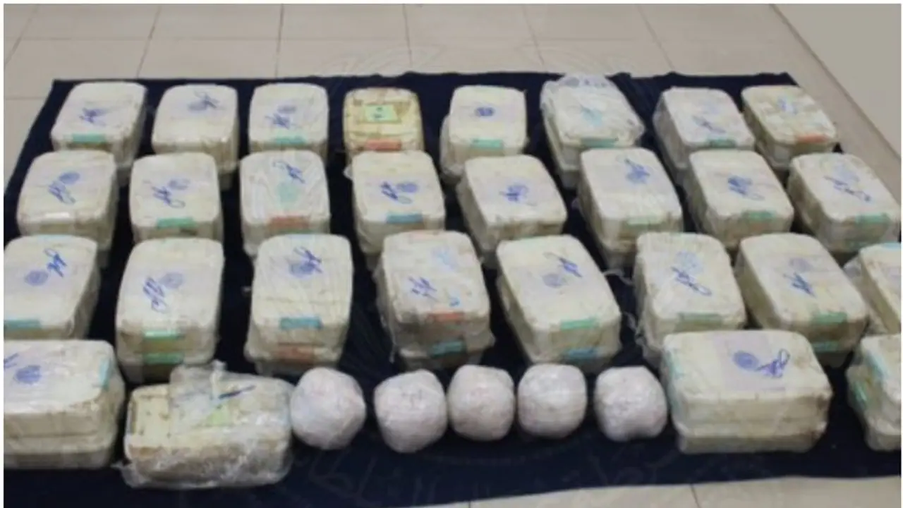 హైద్రాబాద్ శంషాబాద్ ఎయిర్ పోర్టులో రూ. 41.3 కోట్ల హెరాయిన్ సీజ్: మహిళ అరెస్ట్ హైద్రాబాద్ శంషాబాద్ ఎయిర్ పోర్టులో రూ. 41.3 కోట్ల హెరాయిన్ సీజ్: మహిళ అరెస్ట్