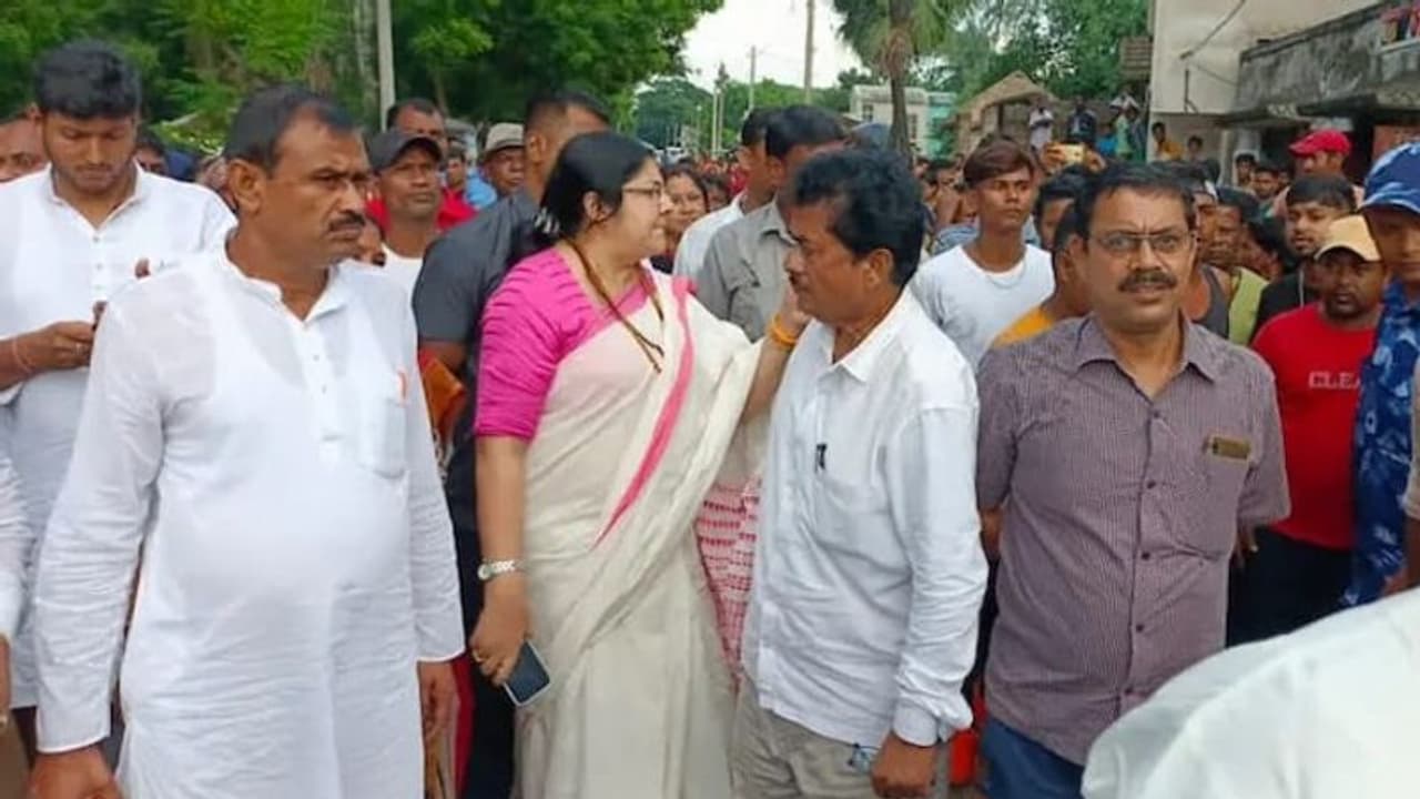 জনতার তুমুল বিক্ষোভে গ্রামেই ঢুকতে পারলেন না লকেট, তৃণমূল ও পুলিশের বিরুদ্ধে উগরে দিলেন ক্ষোভ