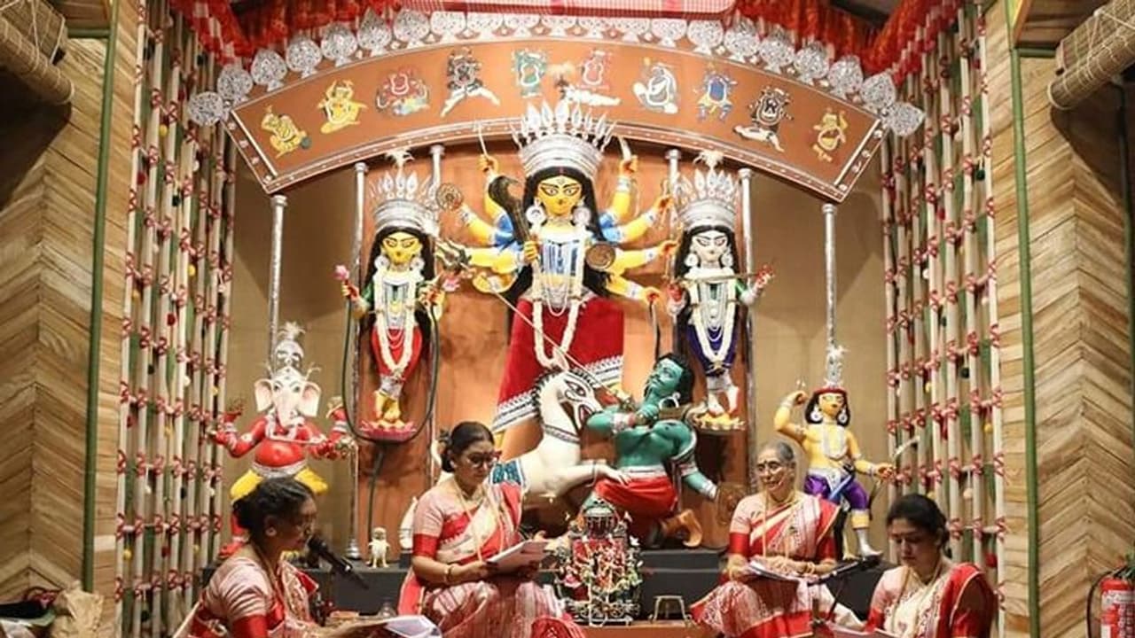 চমকের দুর্গাপুজো! কলকাতার মন্ডপে ইংরাজিতে চলছে চন্ডীপাঠ, দেখুন ভাইরাল ভিডিও চমকের দুর্গাপুজো! কলকাতার মন্ডপে ইংরাজিতে চলছে চন্ডীপাঠ, দেখুন ভাইরাল ভিডিও