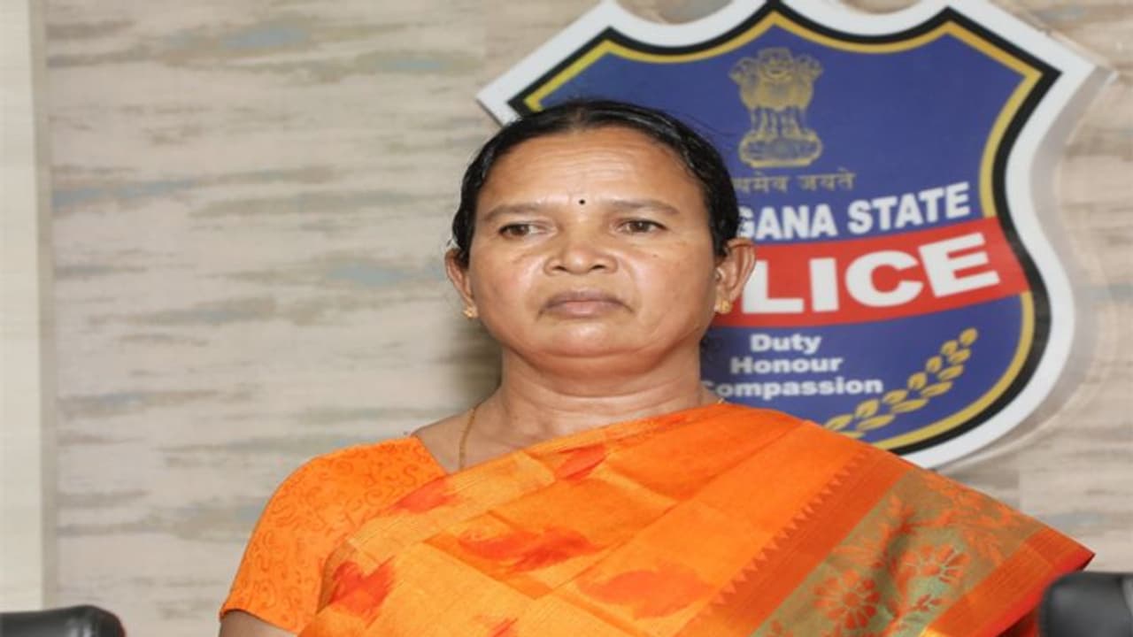 మావోయిస్టు పార్టీకి ఎదురుదెబ్బ.. అగ్రనేత రామన్న భార్య సావిత్రి లొంగుబాటు..! మావోయిస్టు పార్టీకి ఎదురుదెబ్బ.. అగ్రనేత రామన్న భార్య సావిత్రి లొంగుబాటు..!