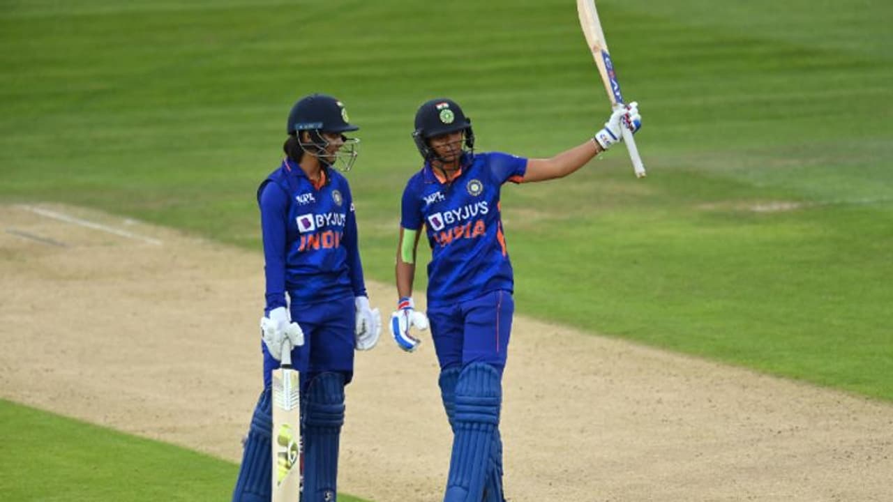 മാസ് ക്ലാസിക്! 143* റണ്സുമായി ഹര്മന്പ്രീത് കൗറിന്റെ വിളയാട്ടം; ഇന്ത്യക്ക് 333 റണ്സ് മാസ് ക്ലാസിക്! 143* റണ്സുമായി ഹര്മന്പ്രീത് കൗറിന്റെ വിളയാട്ടം; ഇന്ത്യക്ക് 333 റണ്സ്