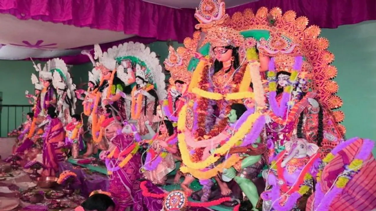 মুর্শিদাবাদের নবাব মুর্শিদকুলি খাঁর আমলের দুর্গাপুজো পার করেছে ৪৫০ বছর, আজও আনন্দে মেতে ওঠে নবাবনগরী মুর্শিদাবাদের নবাব মুর্শিদকুলি খাঁর আমলের দুর্গাপুজো পার করেছে ৪৫০ বছর, আজও আনন্দে মেতে ওঠে নবাবনগরী