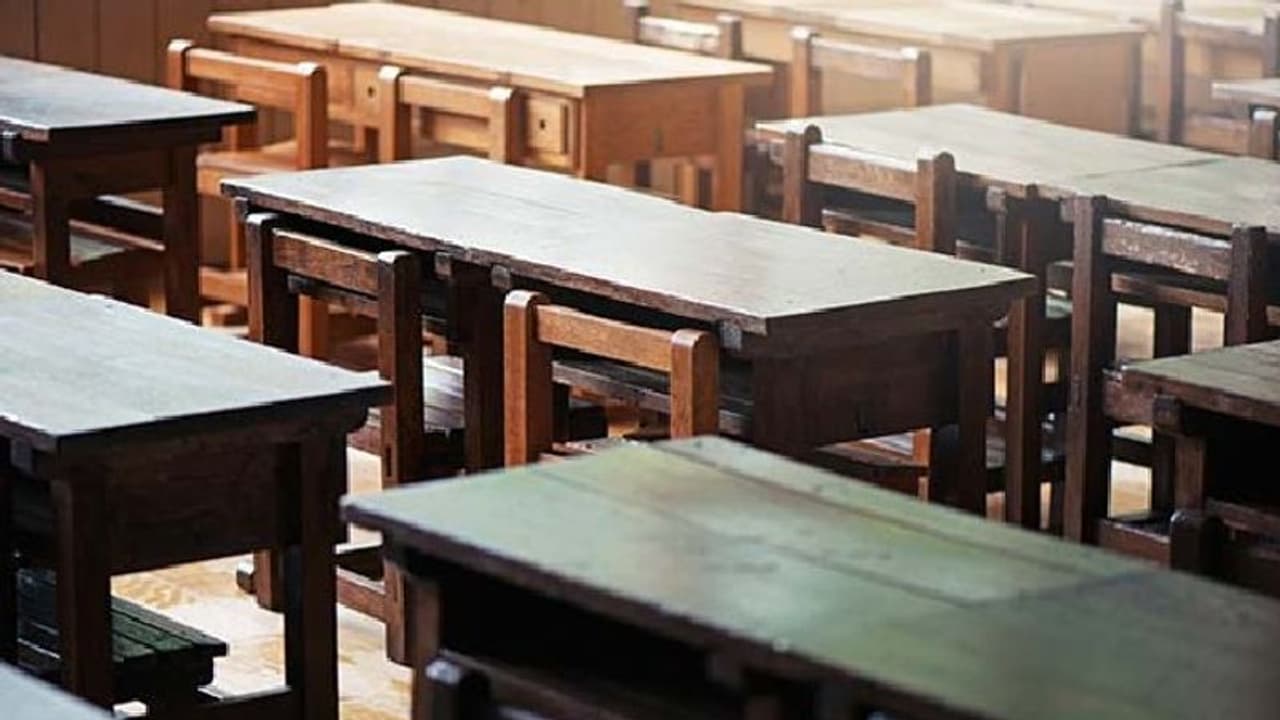 క్లాసు రూంలో దళిత విద్యార్థి ఆత్మహత్య.. ఇద్దరు టీచర్లు సస్పెండ్ క్లాసు రూంలో దళిత విద్యార్థి ఆత్మహత్య.. ఇద్దరు టీచర్లు సస్పెండ్