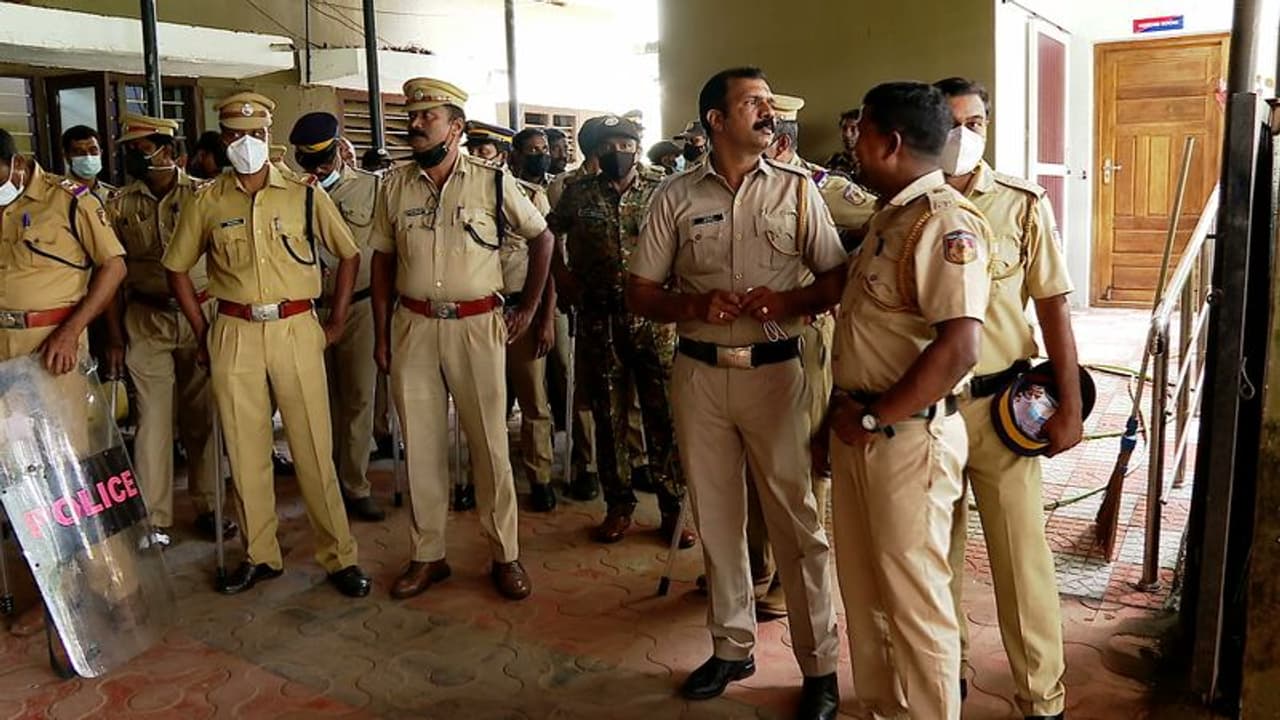 അഭിഭാഷകനെ മര്ദ്ദിച്ച കേസ്; പൊലീസുകാര്ക്ക് സസ്പെന്ഷന്, കടുത്ത എതിര്പ്പുമായി പൊലീസ് സംഘടനകള് അഭിഭാഷകനെ മര്ദ്ദിച്ച കേസ്; പൊലീസുകാര്ക്ക് സസ്പെന്ഷന്, കടുത്ത എതിര്പ്പുമായി പൊലീസ് സംഘടനകള്