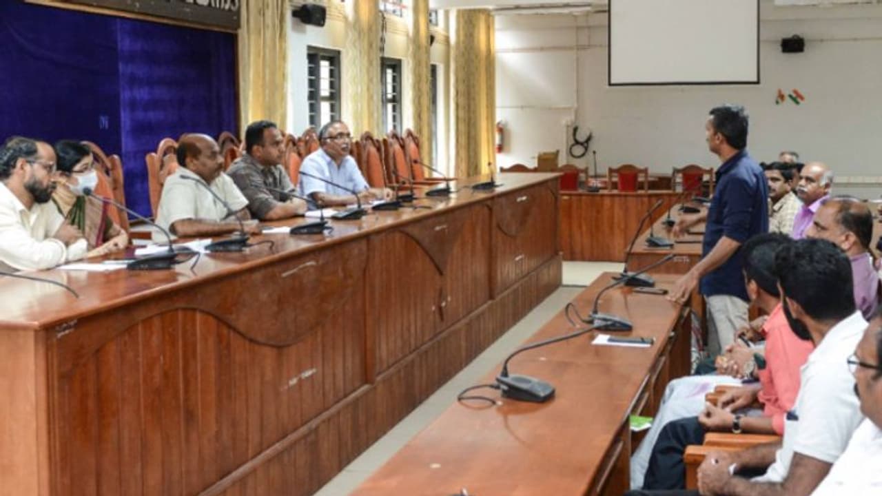 തൊഴിലുറപ്പ് പദ്ധതിയിലൂടെ ചുറ്റുമതിൽ, ക്ലബ് പ്രവർത്തനം ഉഷാറാക്കും, 'ലഹരി'യെ പൂട്ടാൻ വയനാട്ടിലെ സ്കൂളുകൾ തൊഴിലുറപ്പ് പദ്ധതിയിലൂടെ ചുറ്റുമതിൽ, ക്ലബ് പ്രവർത്തനം ഉഷാറാക്കും, 'ലഹരി'യെ പൂട്ടാൻ വയനാട്ടിലെ സ്കൂളുകൾ