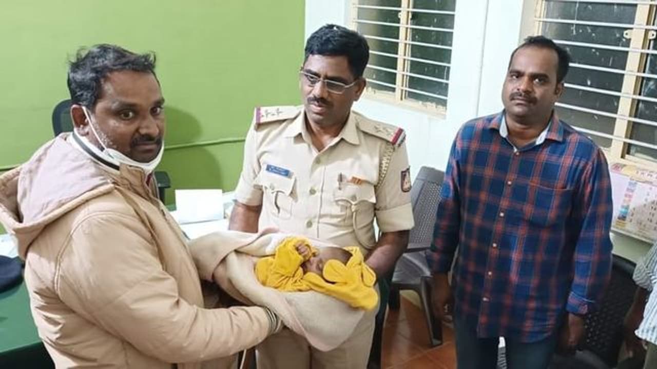 Chamarajanagar: ಮಗು ತಾಯಿ ಮಡಿಲಿಗೆ: ಮಗು ಮಾರಿದ್ದ ತಂದೆ ಜೈಲಿಗೆ Chamarajanagar: ಮಗು ತಾಯಿ ಮಡಿಲಿಗೆ: ಮಗು ಮಾರಿದ್ದ ತಂದೆ ಜೈಲಿಗೆ