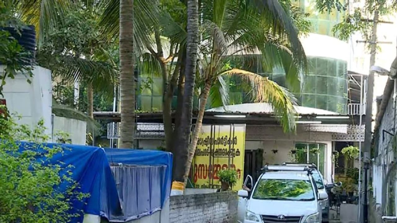 கேரளா உள்ளிட்ட 13 மாநிலங்களில் பிஎப்ஐ அமைப்பின் அலுவலகங்களில் என்ஐஏ அதிகாரிகள் அதிரடி சோதனை!