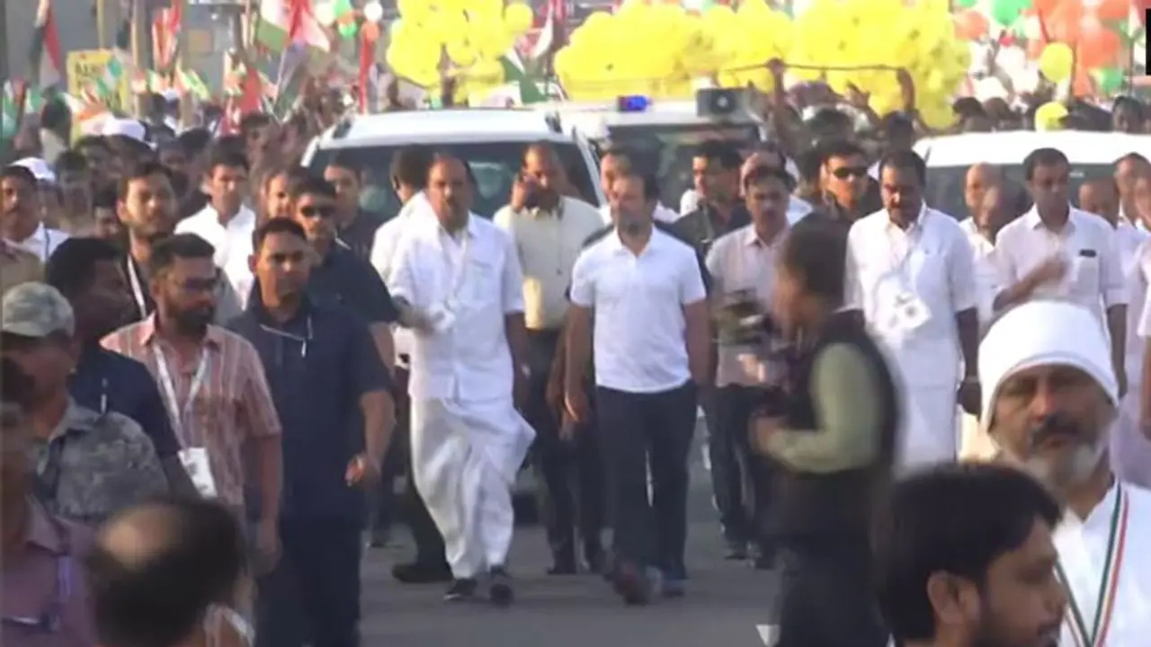 Bharat Jodo Yatra: वीर सावरकर कंट्रोवर्सी के बीच 15वें दिन जुमा मस्जिद से निकले राहुल गांधी Bharat Jodo Yatra: वीर सावरकर कंट्रोवर्सी के बीच 15वें दिन जुमा मस्जिद से निकले राहुल गांधी